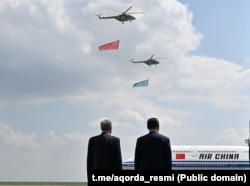 Қазақстан президенті Қасым-Жомарт Тоқаев пен Қытай басшысы Си Цзиньпин Астана әуежайында. 16 маусым, 2025 жыл.