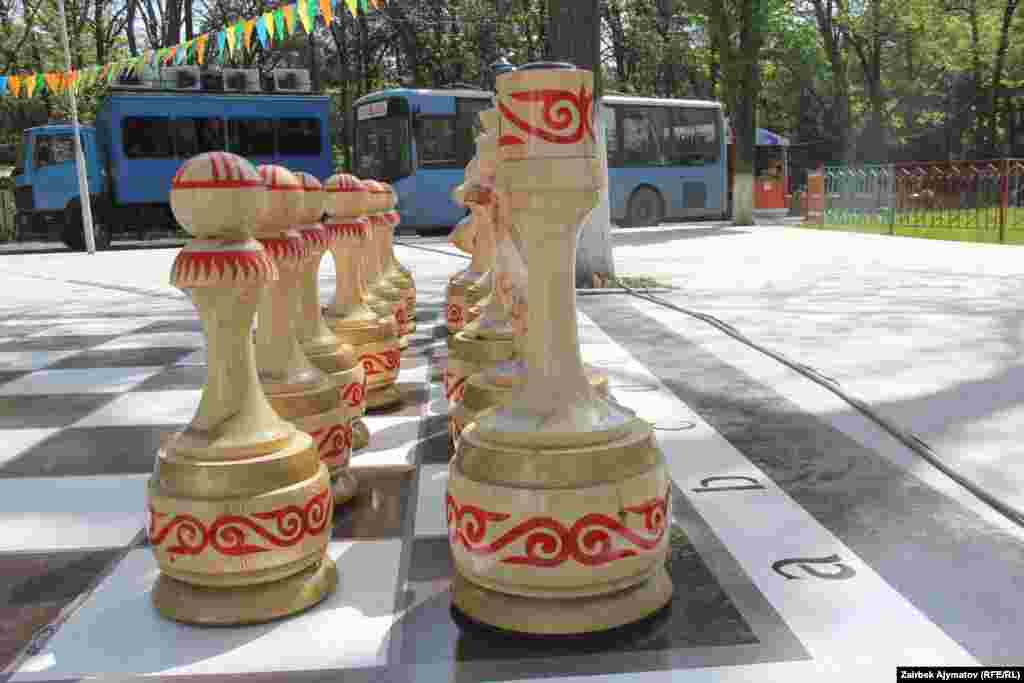 Кичинекей шахматчылар балдар үчүн бул фигуралар менен шахмат ойноо бир аз оордук кылып калат экен дешет.&nbsp;