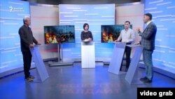 «Азаттыктын» «Эксперттер талдайт» берүүсүнүн катышуучулары: Адахан Мадумаров, Равшан Жээнбеков жана Эркин Рыскулбеков.