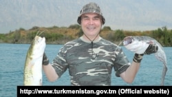 Президент Туркменистана Гурбангулы Бердымухамедов позирует с рыбой (Фото государственного информагентства ТДХ.) 