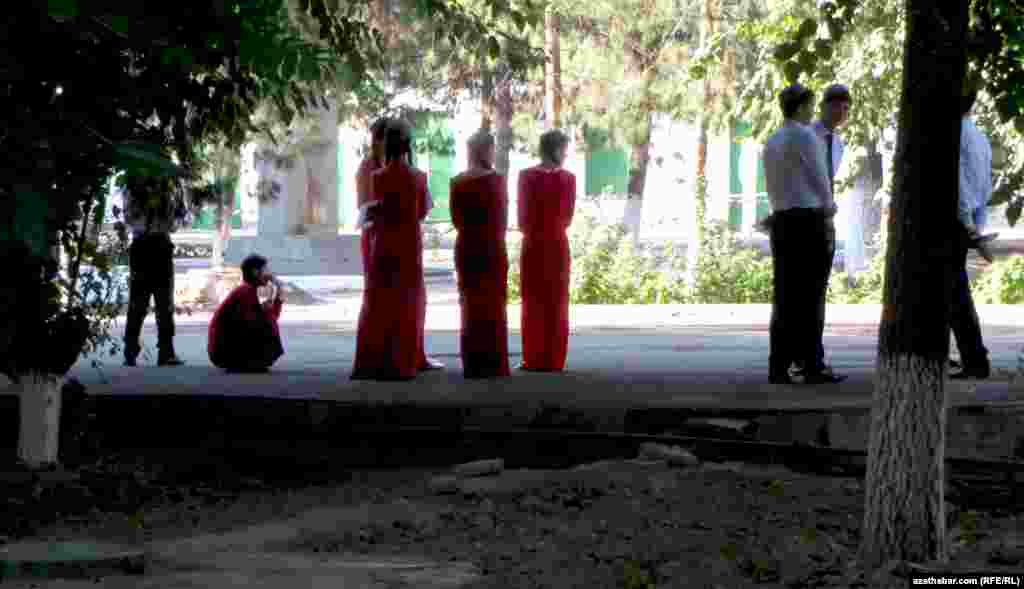 Aşgabatdaky ýokary okuw jaýlaryň birine giriş synagyny tabşyrmak üçin nobatyna garaşýan ýaşlar.