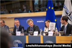 Сьвятлана Ціханоўская з партрэтам Алеся Бяляцкага ў Эўрапейскім Парлямэнце ў Брусэлі. 15 ліпеня 2025 году