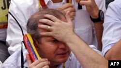 Qiymətlərin düşdüyünü  görən braziliyalı maliyyə işçisi, 17 sentyabr 2008