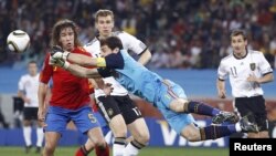 Фрагмент полуфинального матча чемпионата мира по футболу Испания – Германия