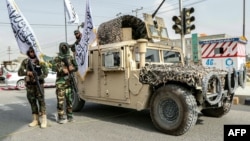 "Taliban" təhlükəsizlik qüvvələri Əfqanıstanda hakimiyyət çevrilişinin dördüncü ildönümü münasibətilə keçirilən mitinqdə keşik çəkirlər.