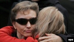 Марина Литвиненко на похоронах мужа