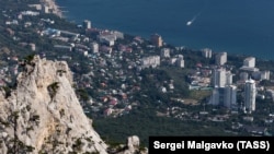 Вид на чорноморське узбережжя в околицях селища Місхор з гори Ай-Петрі