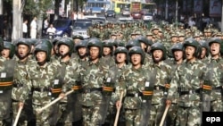 Үрүмчүгө жыйырма миң аскер киргизилди.