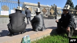 Ак үйдүн алдына талаптарын айтып чыккандар. 2012-жыл.