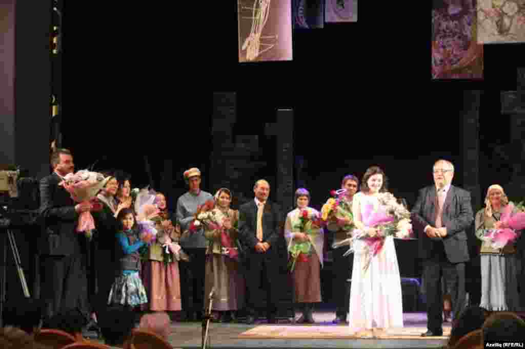 &quot;Төш&quot; спектакленнән соң сәхнәдә Туфан Миңнуллин һәм театр артистлары