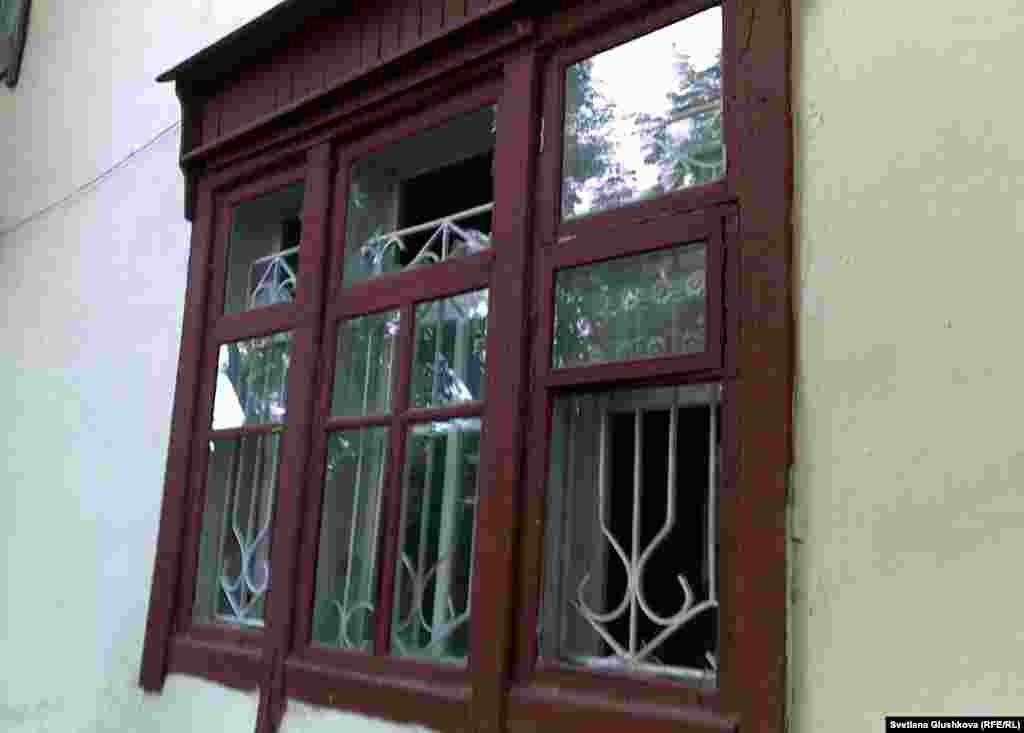 Окно близлежащего жилого дома, стекла которого выбиты от удара взрывной волны. Астана, 24 мая 2011 года. - Окно одной из квартир близлежащего жилого дома, стекла которого выбиты от удара взрывной волны. Астана, 24 мая 2011 года.   