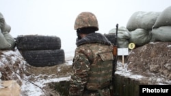 ՀՀ ԶՈւ զինծառայողը մարտական հերթապահություն է իրականացնում Ադրբեջանի հետ սահմանին, արխիվ