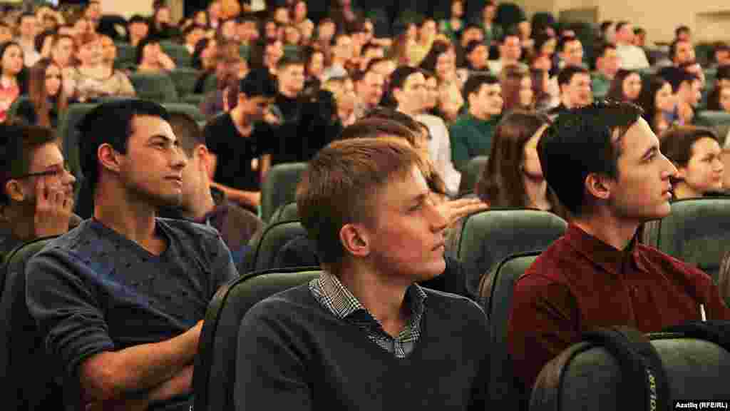 &quot;Ак барс&quot; яшьләр үзәге залындагы тамашачы