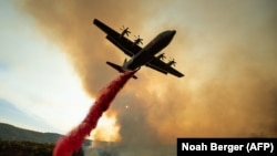 Самолет тушит пожар в Калифорнии