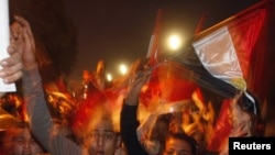 Народ празднует отставку Хосни Мубарака на центральной площади Каира. 11 февраля 2011 года. 