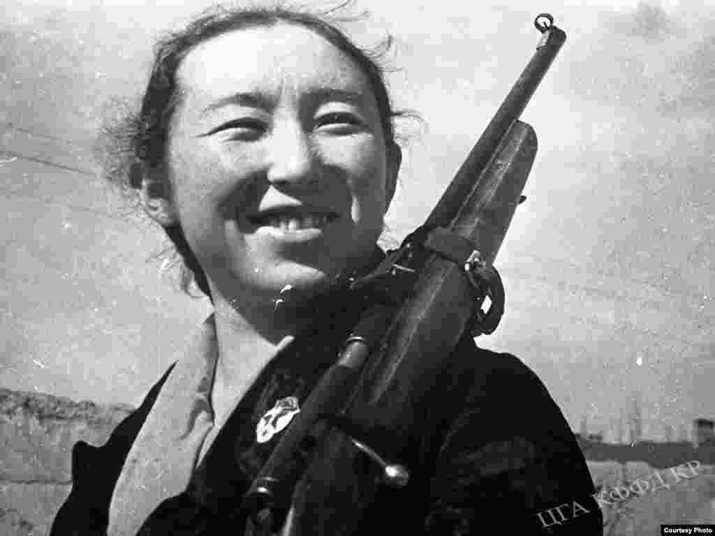 Пединституттун мыкты аткычы Сулайка Канаева. 1940-жыл, Фрунзе