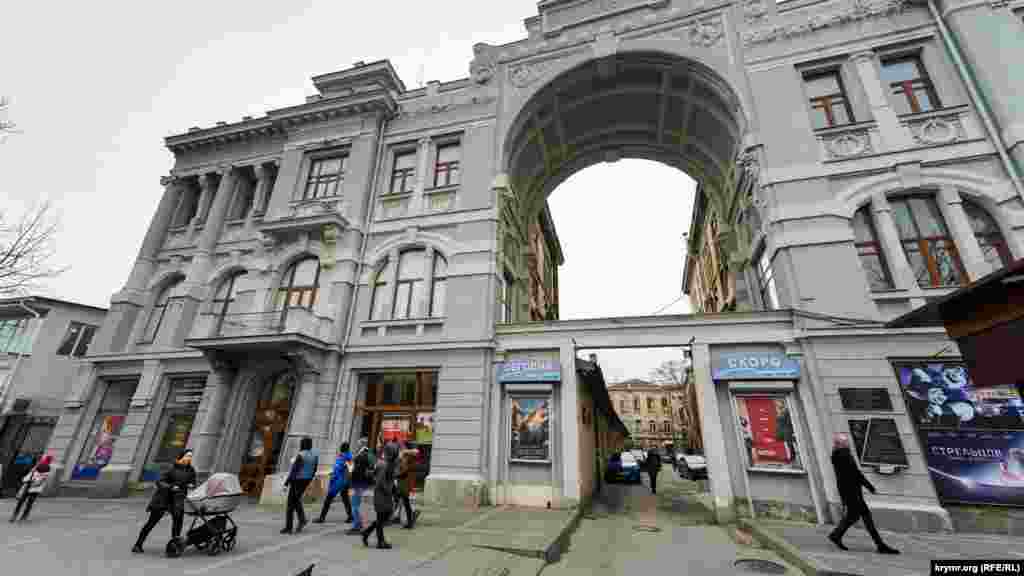 Російська влада Криму рекомендувала закрити всі кінотеатри. Проте, за станом на 25 березня, кінотеатр імені Шевченка в кримській столиці працював