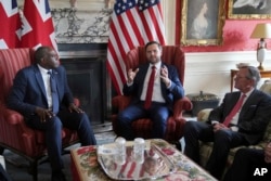 Віцепрезидент Джей Ді Венс (у центрі) розмовляє з міністром закордонних справ Великої Британії Девідом Леммі (ліворуч) та послом США у Великій Британії Ворреном Стівенсом (праворуч) під час зустрічі в Чівнінг-Хаус у Кенті, Англія, 8 серпня 2025 року