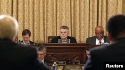 Wekiller palatasynyň Watan howpsuzlygy komitetiniň başlygy respublikan Piter King (ortada) Kongressdäki diňlenişikde, 10-njy mart 2011-nji ýyl.