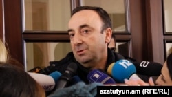 Հրայր Թովմասյանը իր տանը կատարված խուզարկությունից հետո պատասխանում է լրագրողների հարցերին։