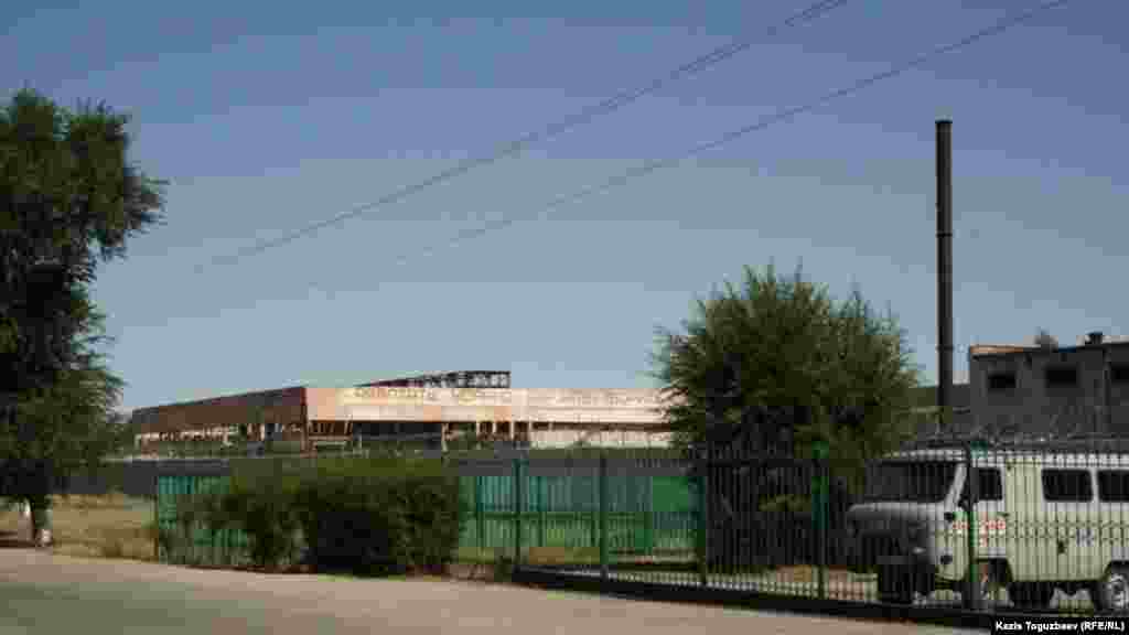 Лозунг на строящемся здании близ тюрьмы, в которой содержится оппозиционный политик Владимир Козлов.