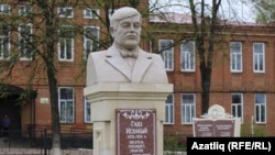 Чистайда Гаяз Исхакый һәйкәле