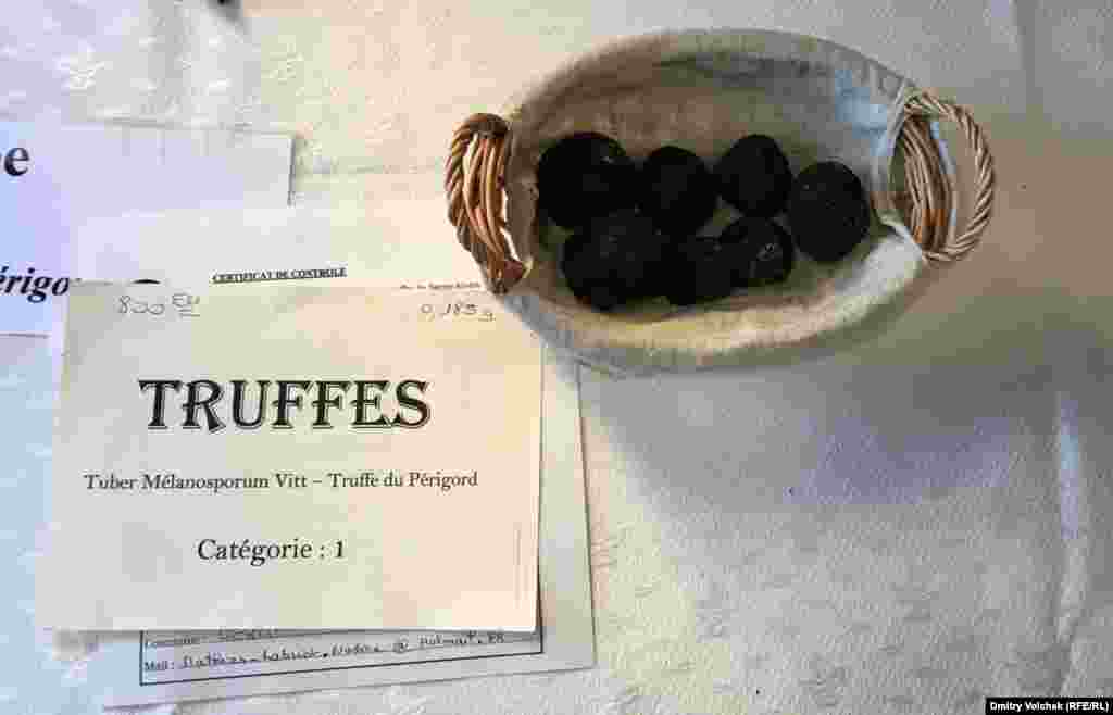 Это самые дорогие трюфели, первой категории. 800-900 евро за килограмм. Есть и подешевле &ndash; 500&ndash;700.&nbsp;