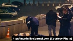 Атып үтерелгән Борис Немцов җәсады янында иминлек хезмәткәрләре