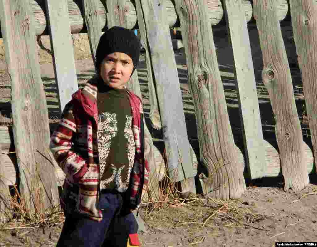 Мобилдик байланыш жана интернеттен алыс аймактын балдары оюндун кызуусу менен күн өткөрүшөт.&nbsp;