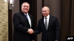 Орусиянын президенти Владимир Путин жана АКШнын мамкатчысы Майк Помпео. Сочи. 14-май, 2019-жыл.