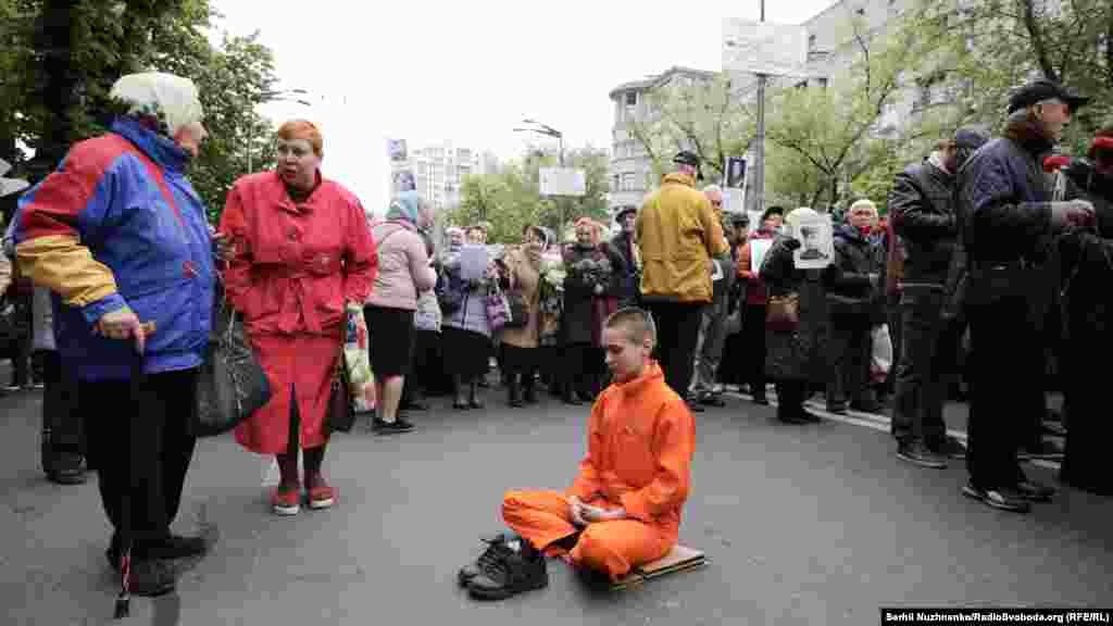 Між тим, комусь спало на думку саме в цьому місці й у цей час зайнятися медитацією
