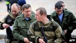 Керівник незаконного збройного угруповання «ДНР» Олександр Захарченко (убитий наприкінці серпня 2018 року) в оточенні охоронців. Непідкотрольний Україні Донецьк. 10 листопада 2014 року