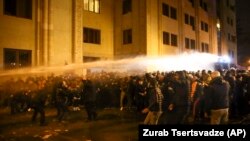 Грузия полицияси парламент ёнидаги норозилик намойишчиларини тарқатиш учун сув тўпларини ишга солди 2019, 26 ноябрь тонги.