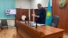 Судья Карасайского районного суда Динмухамед Адайбаев оглашает приговор бывшим полицейским, обвиняемым в пытках в дни Кантара. Алматинская область, 17 января 2024 года