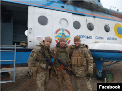 Максим Полупанов із морпіхами. Ліворуч від нього – Андрій Петров, який перебуває у російському полоні. З особистого архіву Полупанова