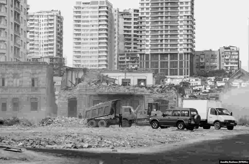 Əvvəllər tarixi abidələr siyahısında olan bəzi binalar söküntü başlayandan sonra bu siyahıdan çıxarıldı.  