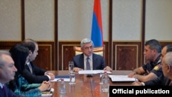 Президент Армении Серж Саргсян проводит совещание с участием глав правоохранительных органов, Ереван, 22 июля 2016 г. (Фотография -пресс-служба президента Армении)