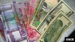 Türkmen manady we amerikan dollary.