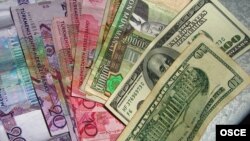 Туркменские манаты и доллары США 