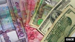 Доллары США и туркменские манаты 