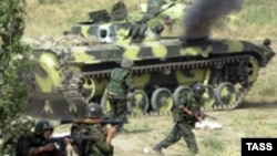 Таджикские солдаты участвуют в  антитеррористических учениях. 18 октября 2002 года.