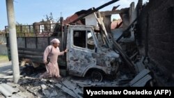 Лейлектик аял өрттөнгөн унаасынын жанында. Максат айылы, Лейлек району. 4-май, 2021-жыл. 