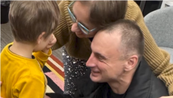 «Тягар із плечей»: звільнений журналіст Радіо Свобода Кузнечик знову з родиною
