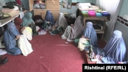 زنان در قندهار؛ بسیاری از زنان پس از بازگشت دوبارۀ طالبان به افغانستان خانه‌نشین شدند. برخی از زنان در محیط‌های کاملا زنانه فعالیت‌هایی مانند خیاطی انجام می‌دهند.