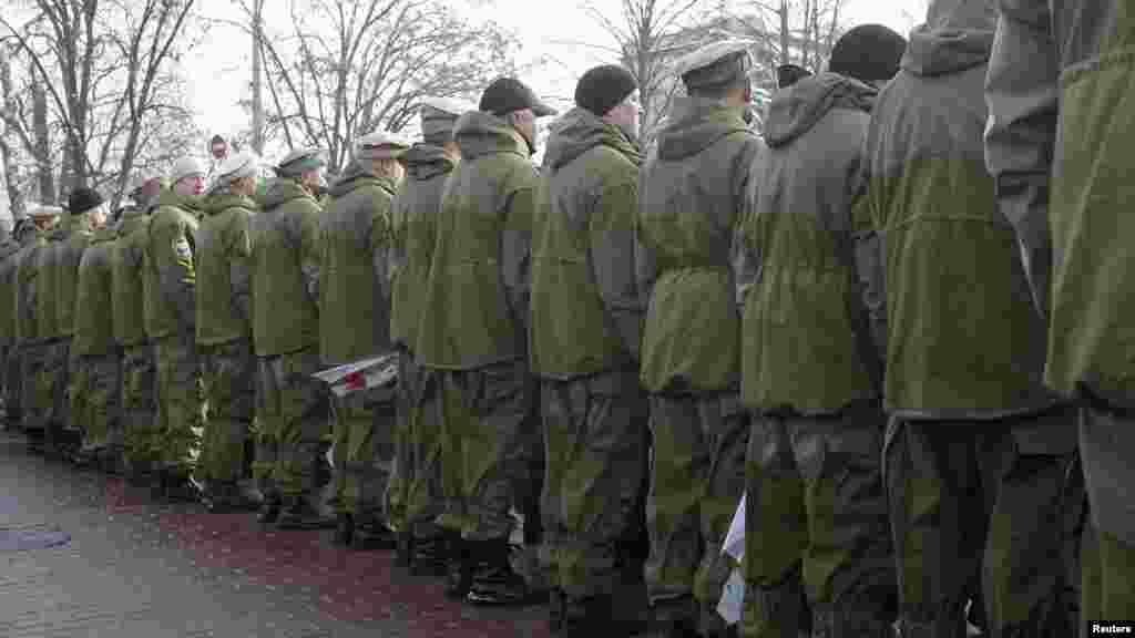 Ветераны Афганистана стоят спиной к президенту Украины Виктору Януковичу на церемонии возложения венков в Киеве 15 февраля в 23-ю годовщину вывода советских войск из Афганистана.&nbsp; (REUTERS/Глеб Гаранич)