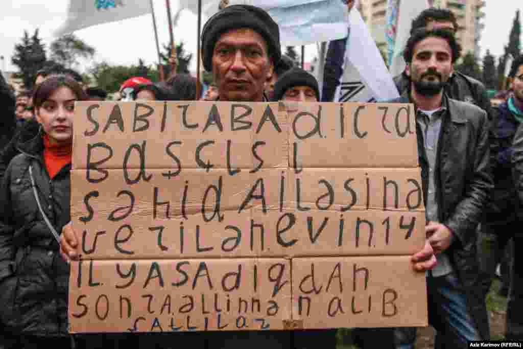 Sabirabaddan mitinqə gələn vətəndaş