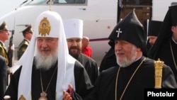 Армения - Католикос всех армян Гарегин Второй приветствует Патриарха Московского и всея Руси Кирилла, Ереван, 16 марта 2010 г.
