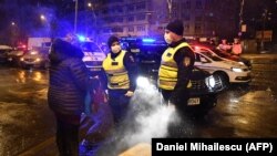 Румунська поліція розмовляє з пішоходом після оголошення комендантської години (22:00-06:00) на вулицях Бухареста, 23 березня 2020 року