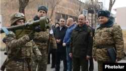 Армения - Министр обороны Армении Сейран Оганян во время визита в одну из воинских частей на юго-западе страны, 27 ноября 2013 г.  