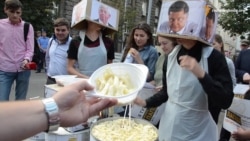 Активісти влаштували фестиваль бюрократичної локшини біля Адміністрації президента